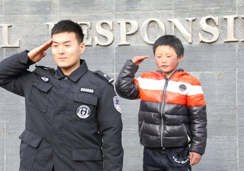 Chuyến tham quan Bắc Kinh của cậu bé tóc băng